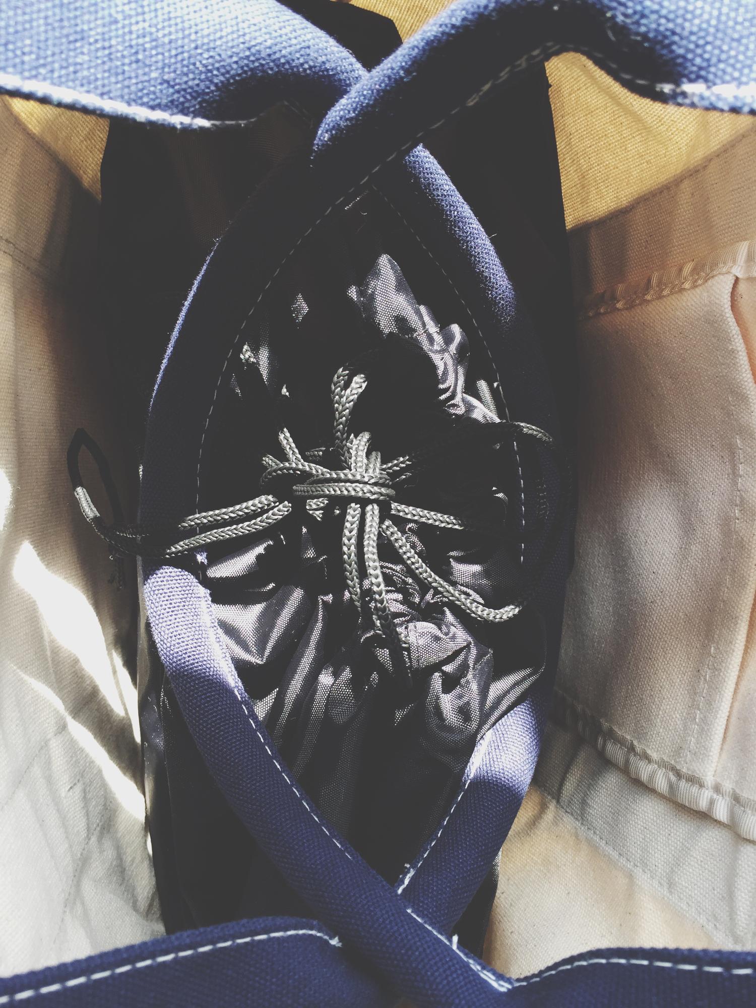 Besticktes Emblem auf Denim